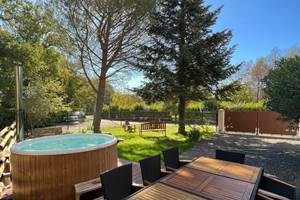 Terrasse avec salon de jardin en bois et bain nordique