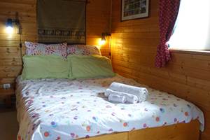 Chambre au 1er étage donnant sur le balcon.