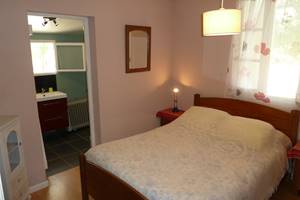 la chambe et salle de bains ensuite du gîte