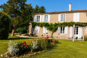 Les chambres du Domaine ouvrent sur la vallée de la Seugne et sa douceur saintongeaise
