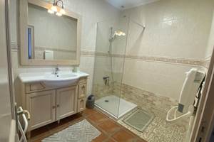 Salle de douche chambre d'hôte brune