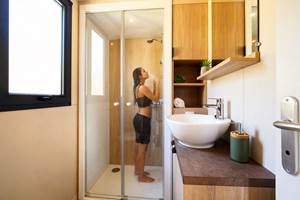 Salle de bain avec douche italienne et WC