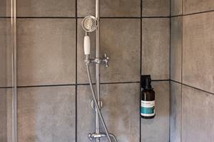 salle de bain séparée avec produits de bain Oceopin