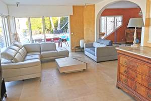 Salon contemporain à Super Cannes