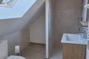 Salle de bain dernier étage gite 12 personnes faux la montagne creuse