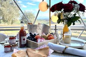 petit-déjeuner face aux Pyrénées dans un dôme
