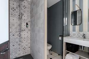 douche à l'italienne et toilettes privatives