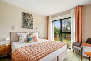 chambre-privilege-vue-jardin-sauna-hotel-arradon