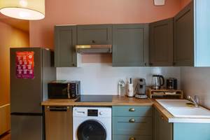 •	cuisine avec machine à café Senseo, à piston pour du vrai café