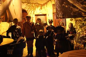 Soirée jeux au Château de Saint-Chamarand : vivez une expérience immersive unique dans l'ambiance chaleureuse de nos salons historiques.