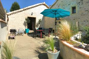 Grande terrasse privée avec mobilier de jardin