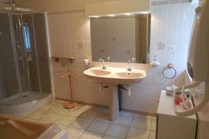salle de bain comprenant une douche, une baignoire