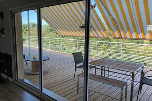 La table du petit déjeuner sur la terrasse supérieure