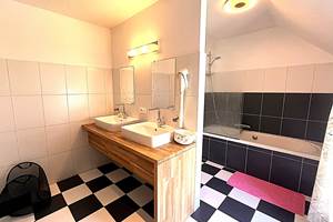 Salle de bain de la chambre dite "Fuschia"