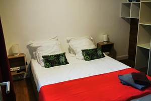 gite-horizon-balisiers-chambre-rouge-lit-queensize