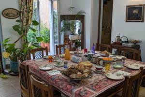 petit déjeuner de la Grenade bleue avec crêpes, gâteaux, confitures, muesli , compotes maison