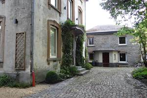 Les-Tilleuls-Bed-Breakfast-a-Vielsalm-entree-parking
