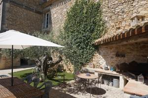 Maison traditionnelle aux murs blanchis à la chaux dans le domaine Sainte Suzanne en Occitanie