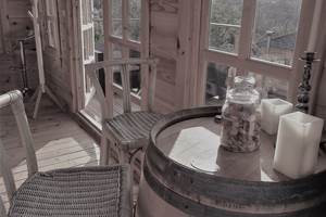 chalet cocooning avec coin repas, salle de bain et toilettes