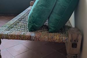 Banc avec coussins dans la suite le Figuier