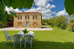 prendre son repas à l'ombre de nos beaux marronniers devant une vue imprenable