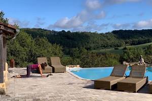 Yoga au bord de la piscine