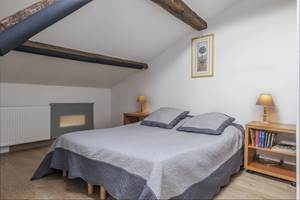 chambre dortoir 4 personnes à l'étage, climatisée, avec 2 lits en 120cm et 1 lit électrique en 140cm.
