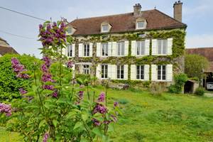 Maison d'hôte à Villon dans l'Yonne - La belle demeure au printemps