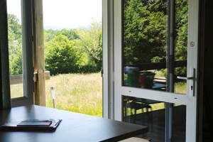 Cuisine et salon donnant sur un balcon et le paysage