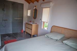Gîte du causse Loubressac Chambre 1 RDC avec SDB privative