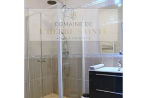 Salle d'eau chambre 2 du gîte Artémisia séche serviettes