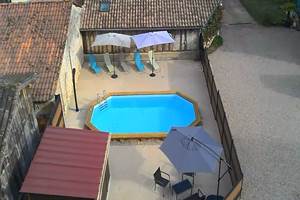 Piscine - transats - salon jardin - parasol
