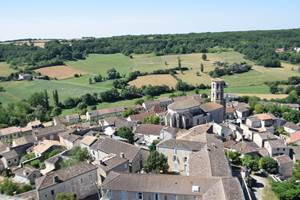 Vue d'un des plus beaux villages de France dans le Lot : Montcuq
