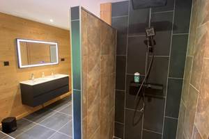 Salle de bain moderne avec douche à l'italienne et double vasque