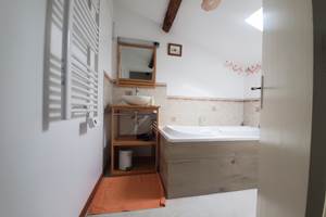Gîte La Marteille - Salle de bain avec baignoire et WC étage