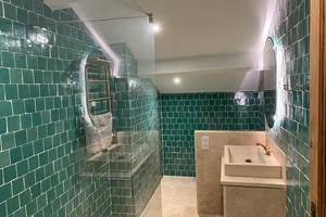 salle-de-bain-douche-le-gite-manoir-du-bouyssou