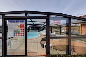 piscine chauffée à 27 degré par un abri solarium à Saint Flour en Auvergne