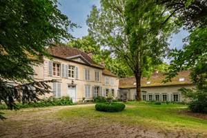 Le château avec une partie de sa longère