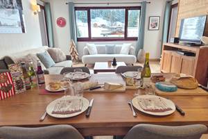 Grand séjour cuisine avec vue dégagée sur les montagnes