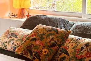 Le détail de linge de lit , draps en lin ou en voile de coton