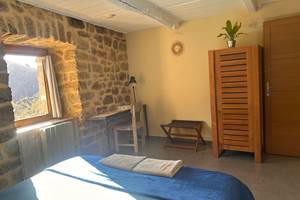 la calade chambres d'hotes et espace bien être ardèche chambre lin vue du lit