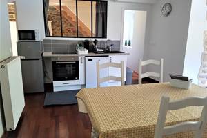 Salle à manger et cuisine équipée