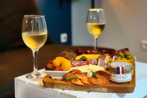 Planche gourmande et champagne dans spa privatif – Spa Le Magnolia