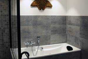 La Colombière : baignoire salle de bain Colombe Diamant