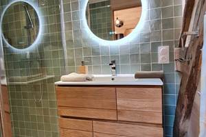 Petit aperçu de la salle d'eau du gîte "La Tourelle du château"