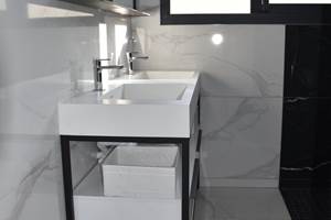 Villa Ercolano, salle de douche, blanc et noir avec Double vasques et douche à l'italienne du gîte PompeÏ