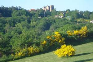 château de Chazeron au printemps