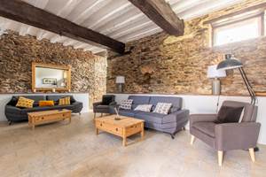 Bramley : vaste salon pierres et poutres apparentes