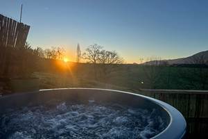 Profitez de la chaleur du bain nordique pour observer le lever du soleil
