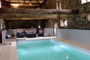 Espace détente au bord de la piscine